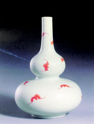 清 乾隆 珊瑚紅蝙蝠葫蘆瓶 9.7×14 公分 洪園博物館典藏